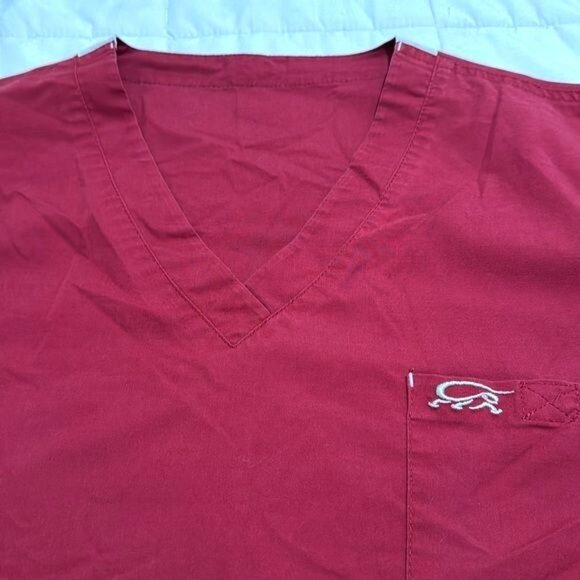 Womens Red V-Neck Short Sleeve Scrub Top With Pockets - Picture 3 of 7